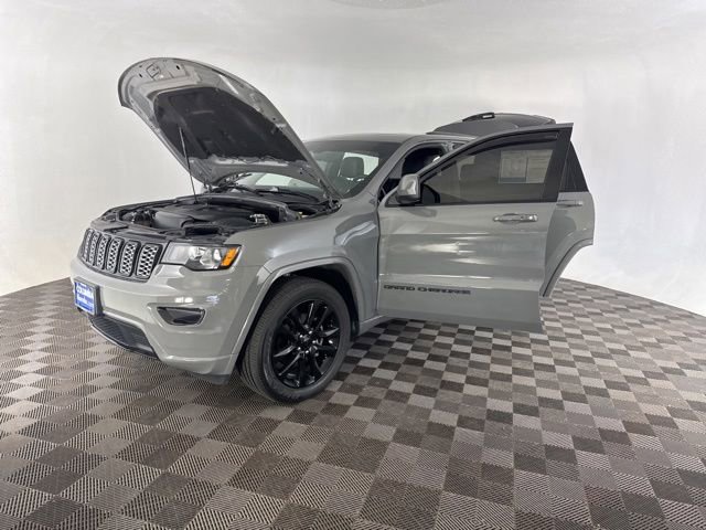 Used 2020 Jeep Grand Cherokee Altitude AWD/4WD image 11