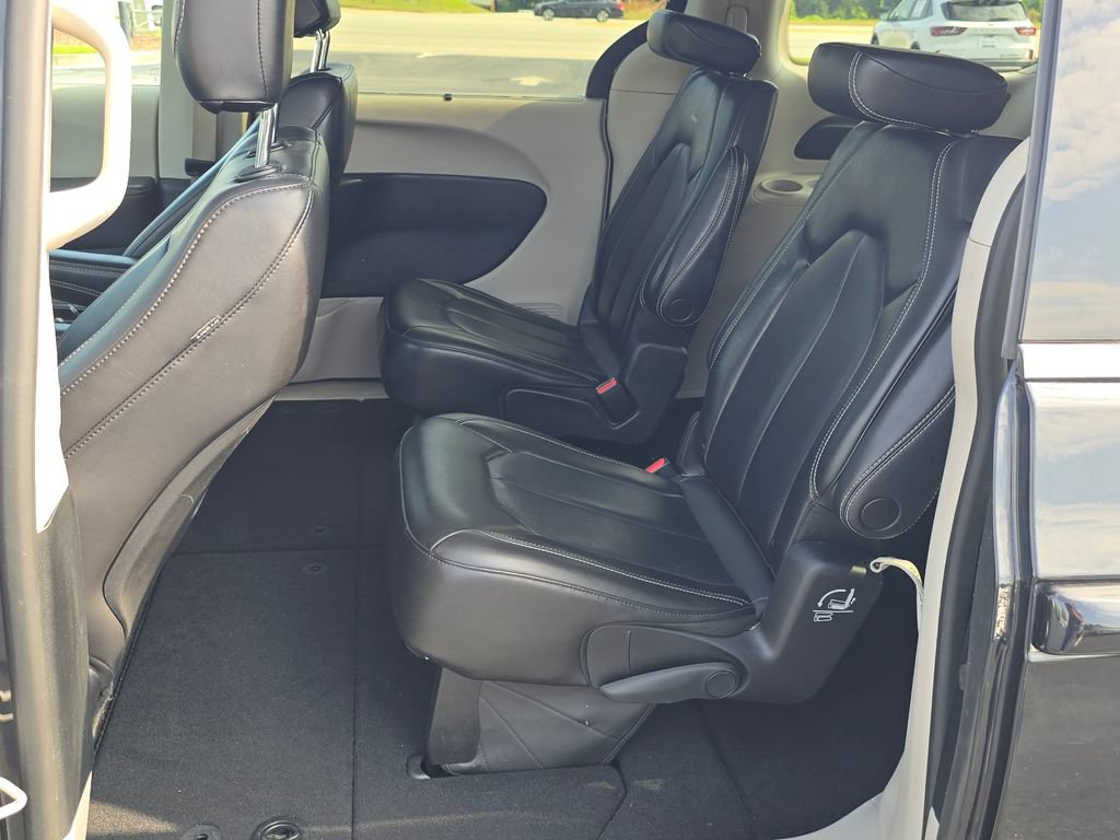 Used 2023 Chrysler Pacifica Touring-L FWD image 10