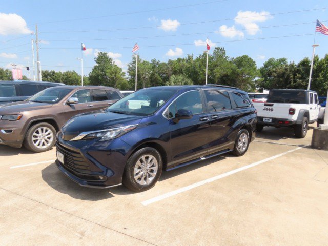 Used 2025 Toyota Sienna XLE FWD image 2