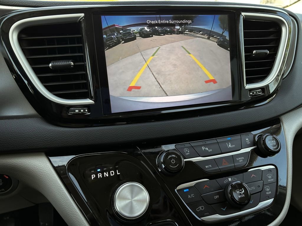 Used 2024 Chrysler Pacifica Touring-L image 18