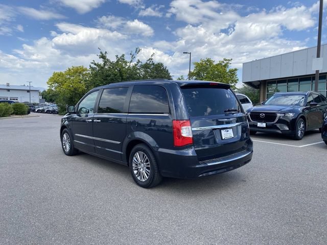 Used 2014 Chrysler Town & Country Touring-L w/ Driver Convenience Group FWD image 3