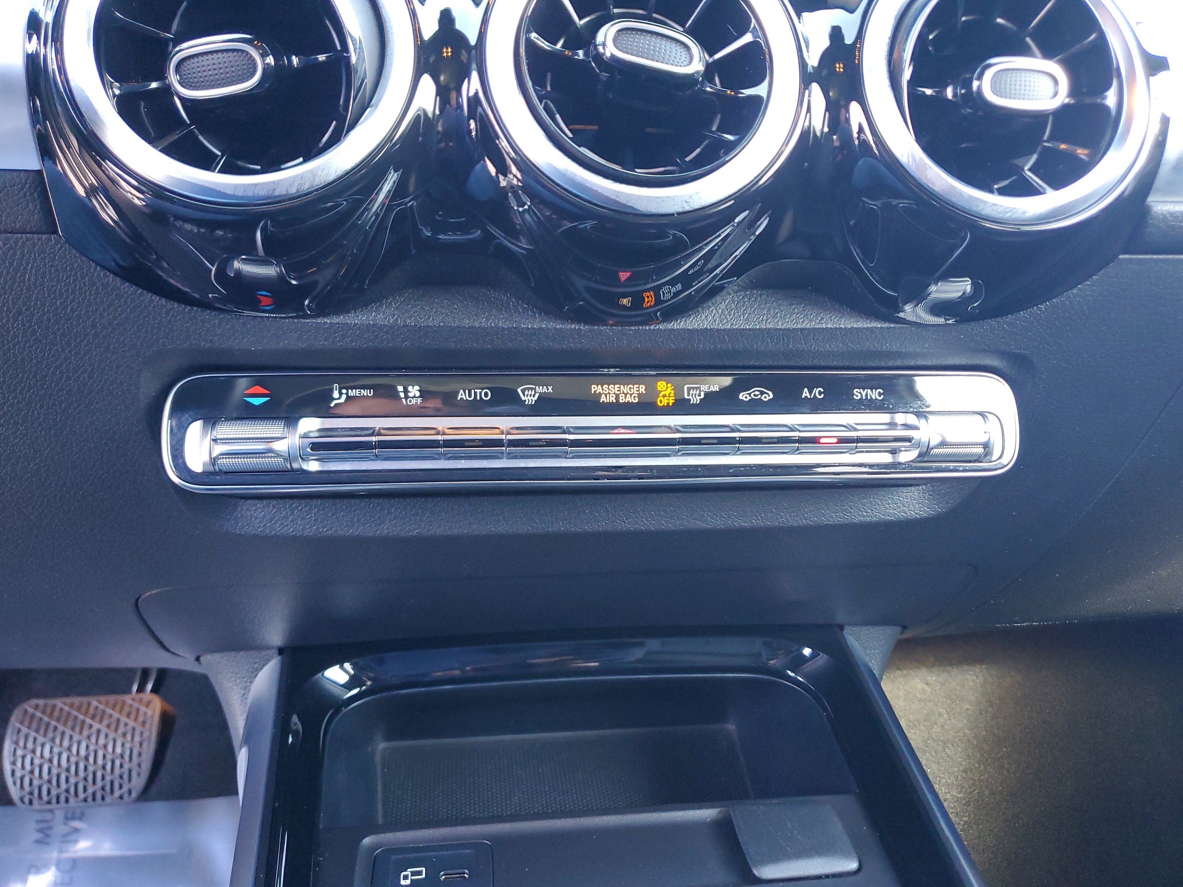 Used 2023 Mercedes-Benz GLB 250 4MATIC w/ Premium Package image 25