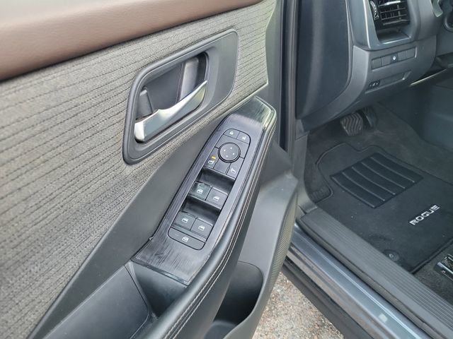 Used 2023 Nissan Rogue SV image 12