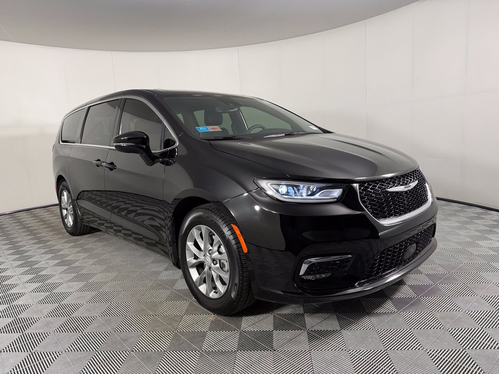 Used 2026 Chrysler Pacifica Limited FWD image 5
