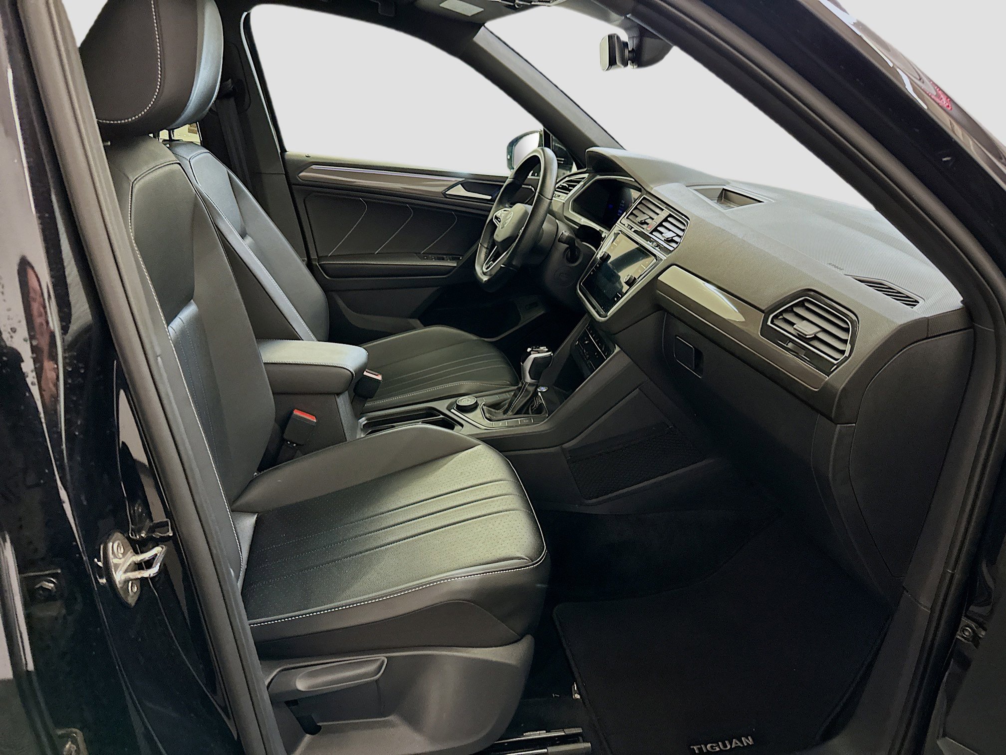 Used 2024 Volkswagen Tiguan SE R-Line image 33
