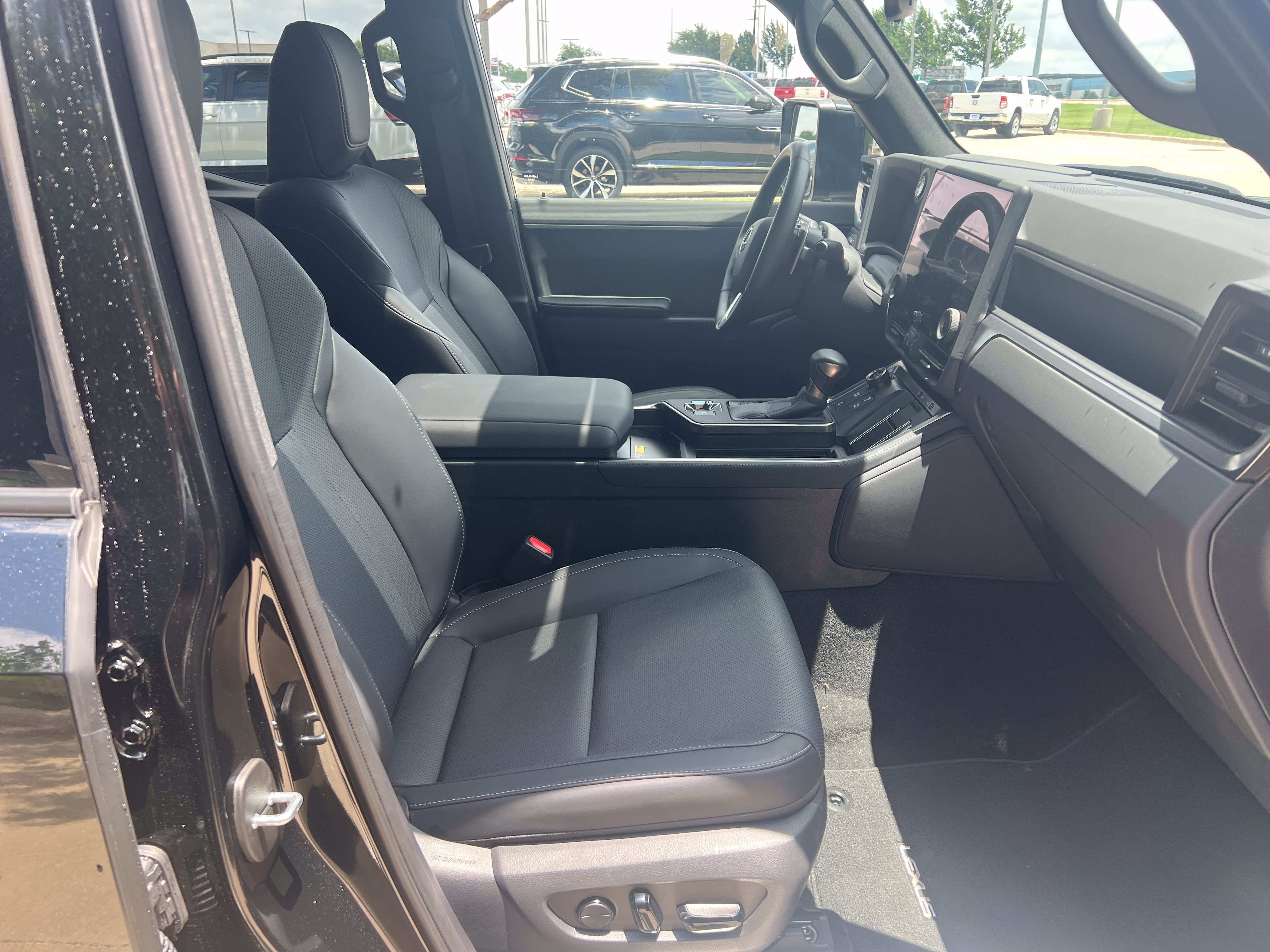 Used 2025 Lexus GX 550 w/ Accessory Package (31) AWD/4WD image 28