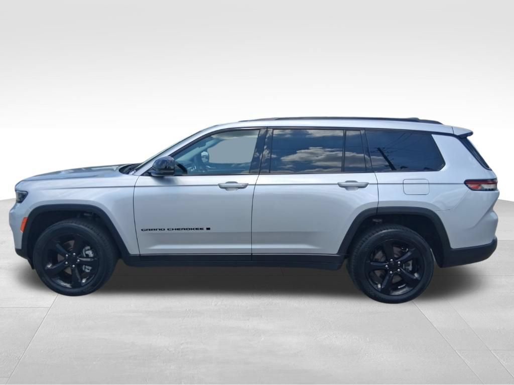 Used 2023 Jeep Grand Cherokee L Limited w/ Black Appearance Package AWD/4WD image 6