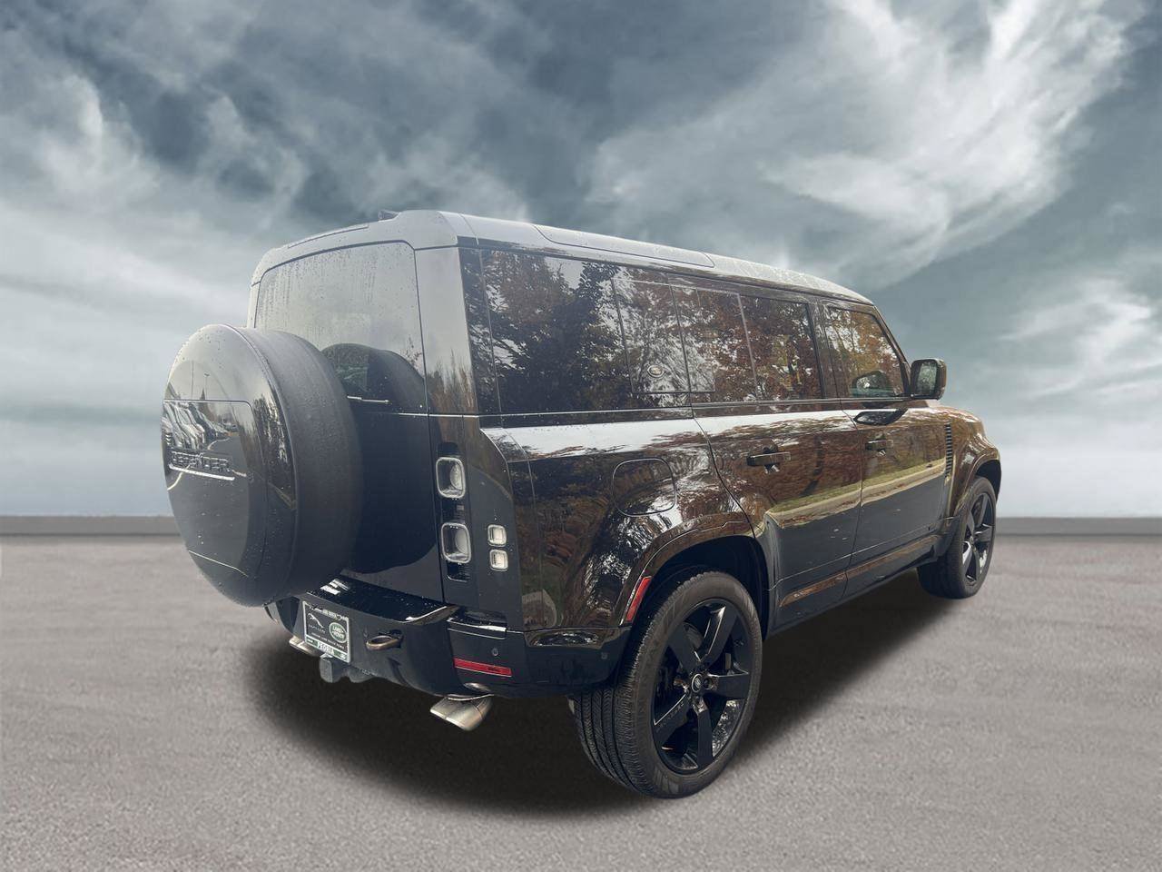 Used 2024 Land Rover Defender 110 V8 AWD/4WD image 5