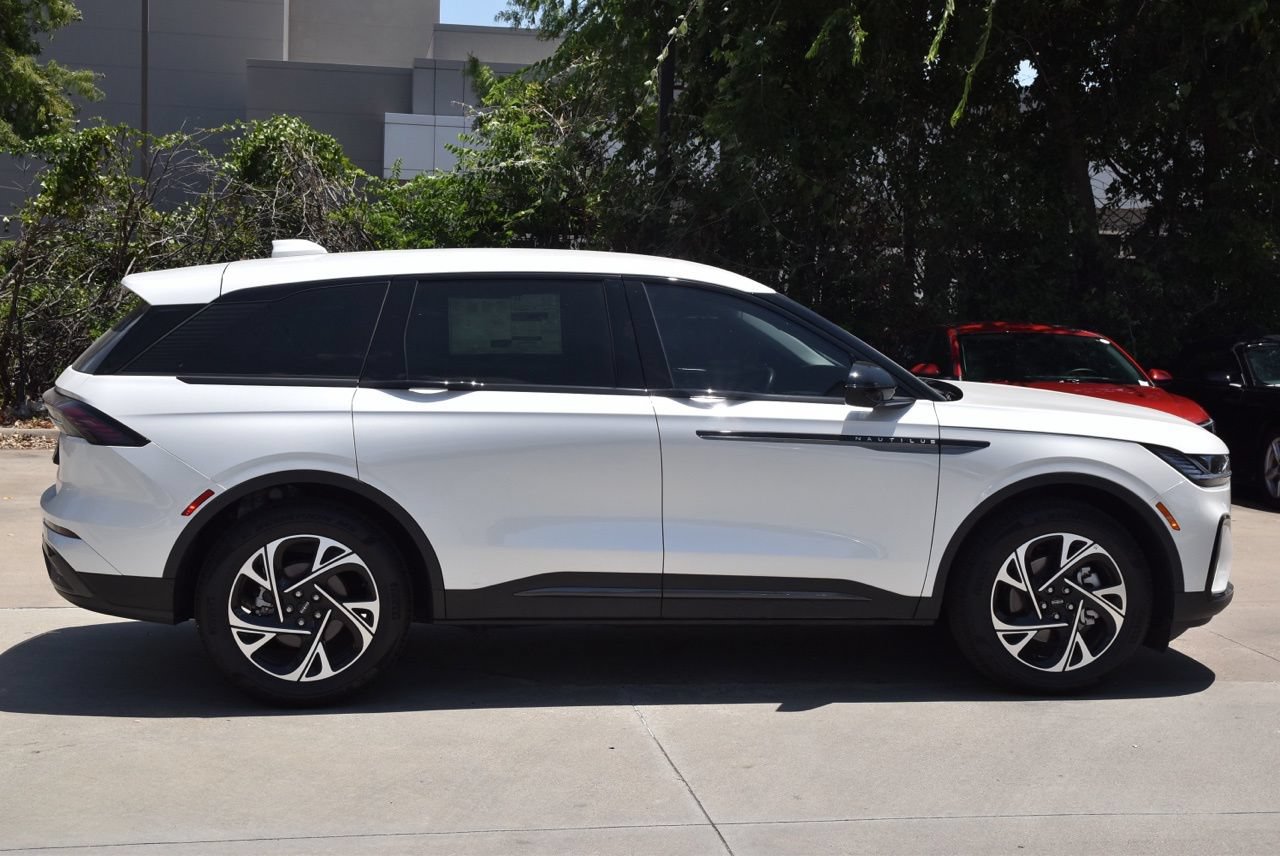 New 2026 Lincoln Nautilus Premier w/ Jet Appearance Package AWD/4WD image 5