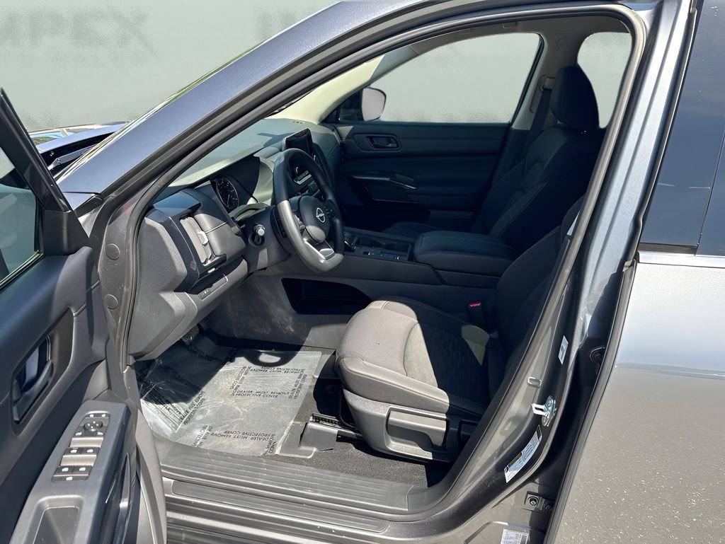 Used 2025 Nissan Pathfinder S FWD image 9