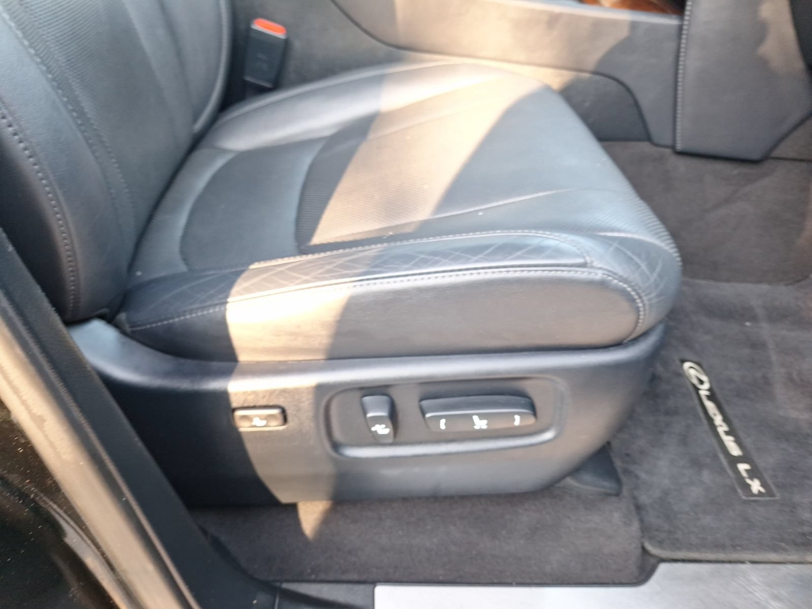 Used 2021 Lexus LX 570 4WD w/ Luxury Package image 34
