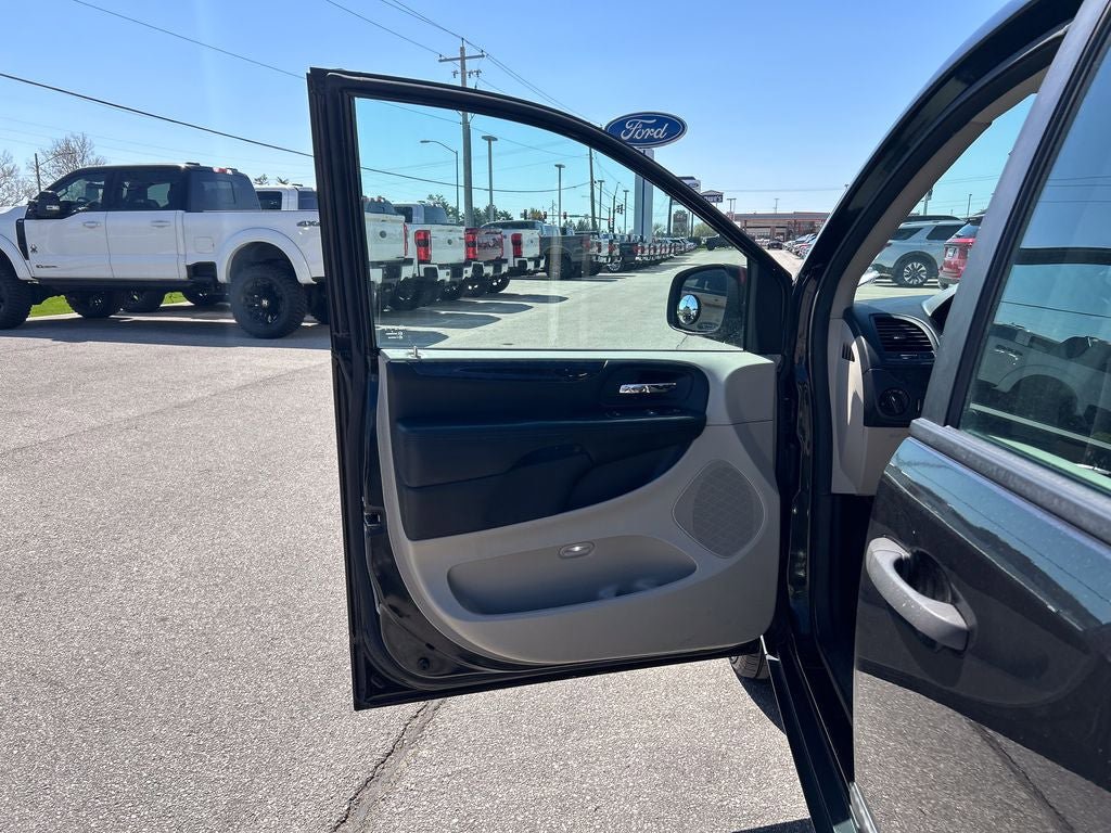 Used 2015 Dodge Grand Caravan American Value Package FWD image 11
