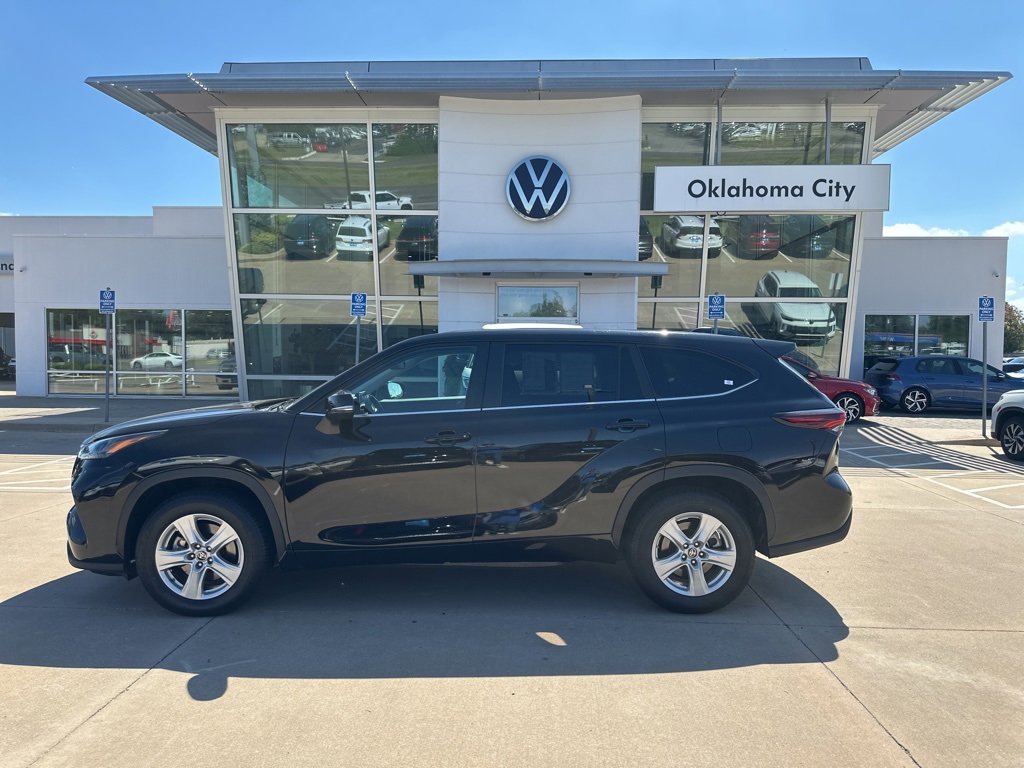 Used 2024 Toyota Highlander LE image 1