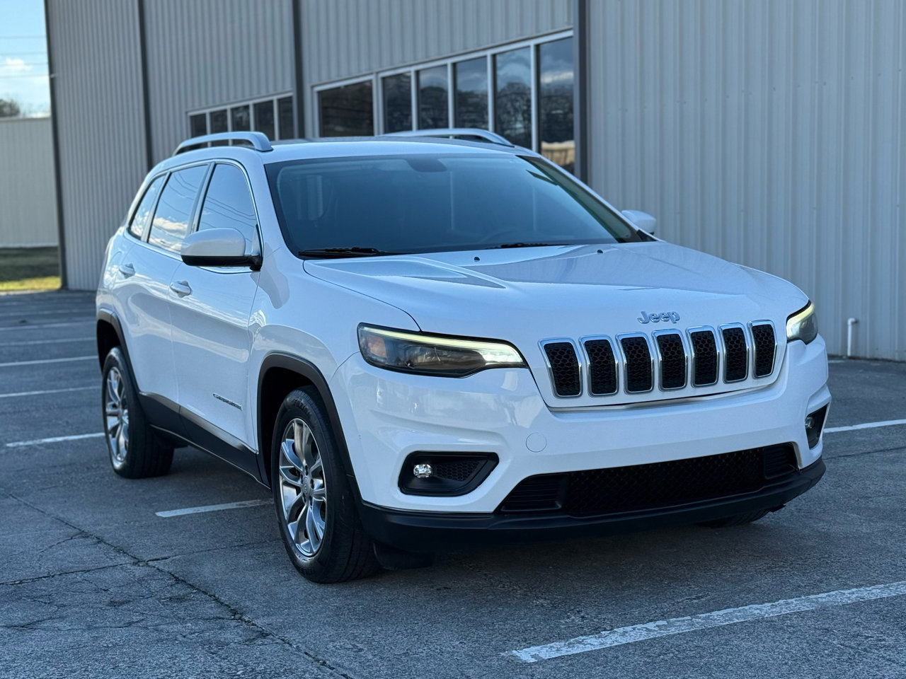 Used 2019 Jeep Cherokee Latitude Plus image 3