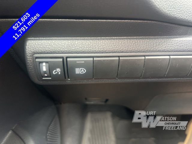 Used 2025 Toyota Corolla LE image 31