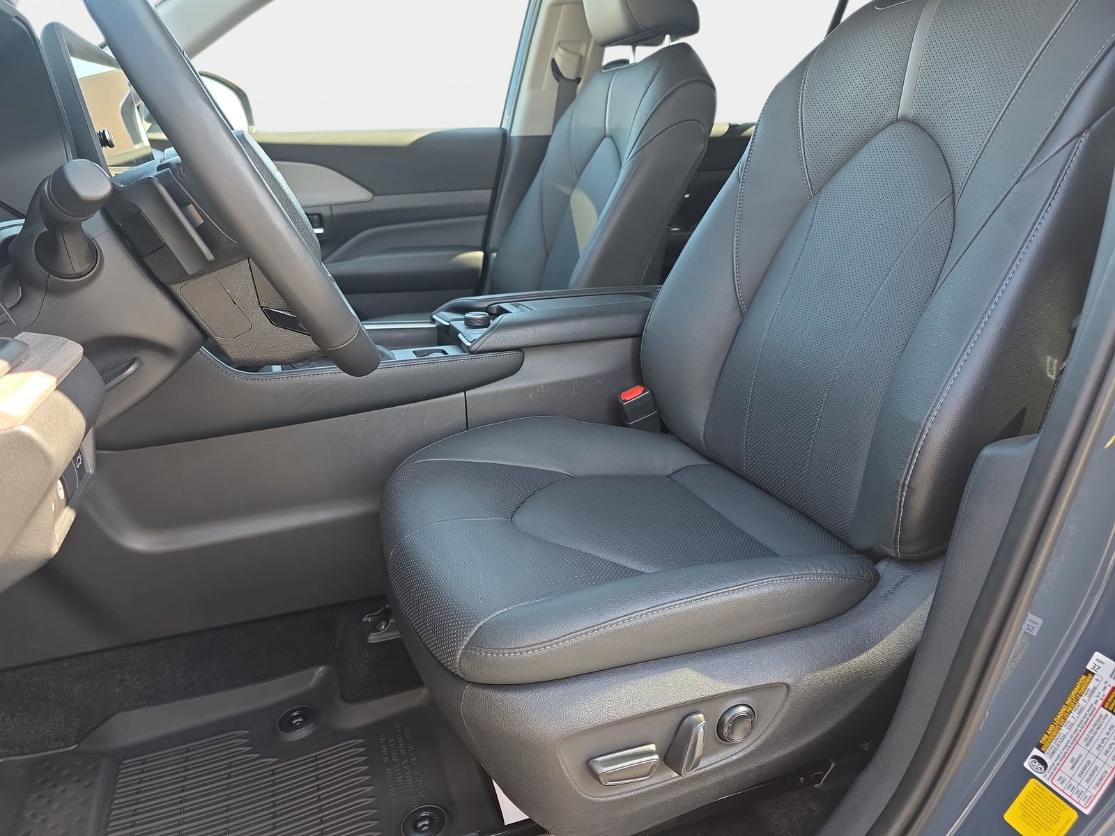 Used 2025 Toyota Grand Highlander AWD image 16
