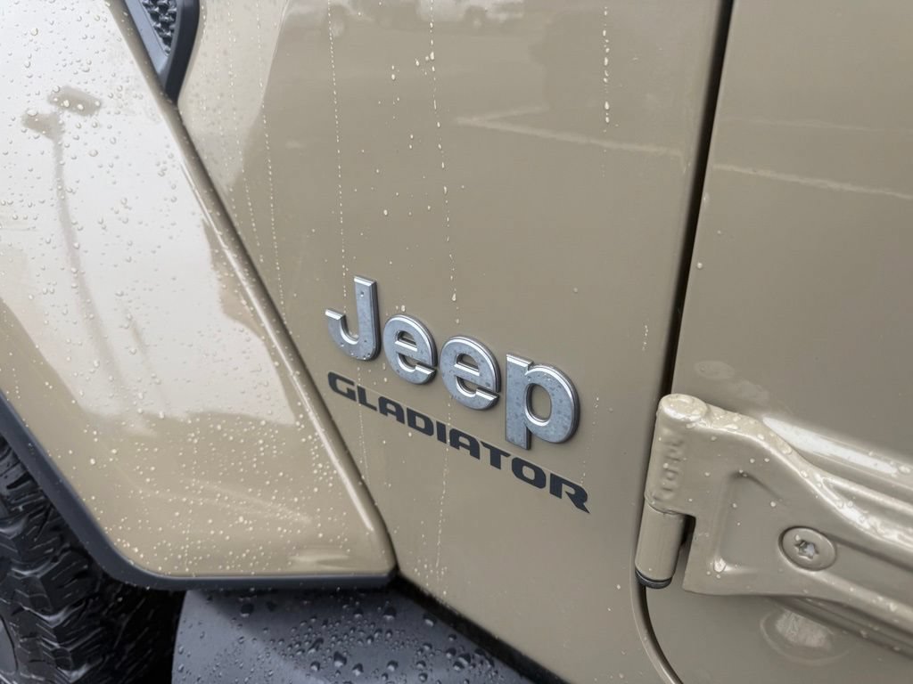 Certified 2020 Jeep Gladiator Overland AWD/4WD image 13