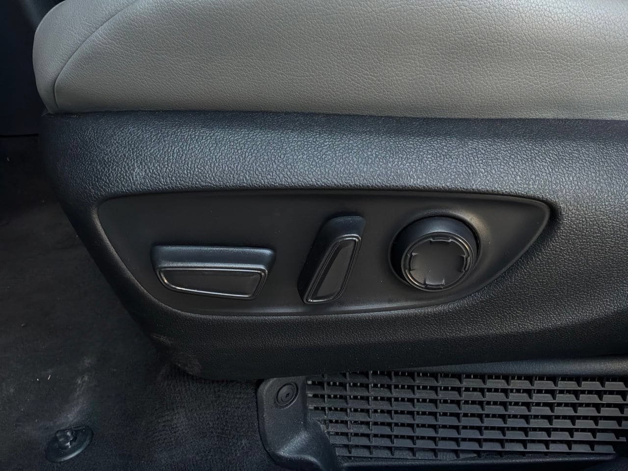 Used 2025 Toyota Sienna XLE FWD image 11