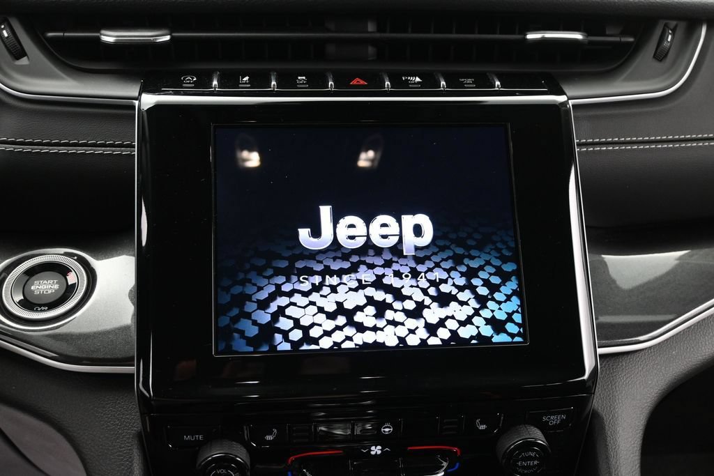 Used 2022 Jeep Grand Cherokee Laredo w/ Luxury Tech Group I AWD/4WD image 23