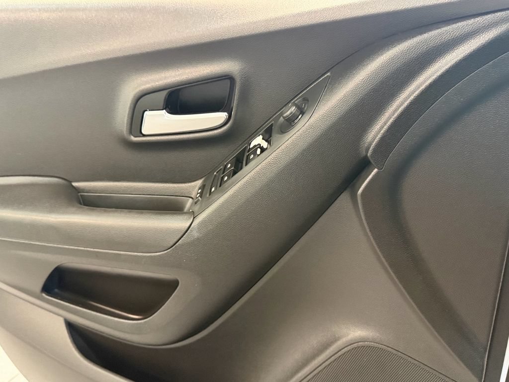 Used 2018 Chevrolet Trax LS FWD image 15