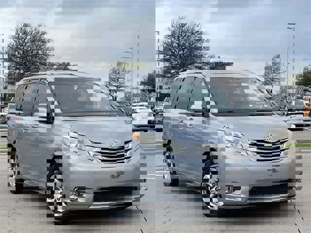 Used 2015 Toyota Sienna LE image 2