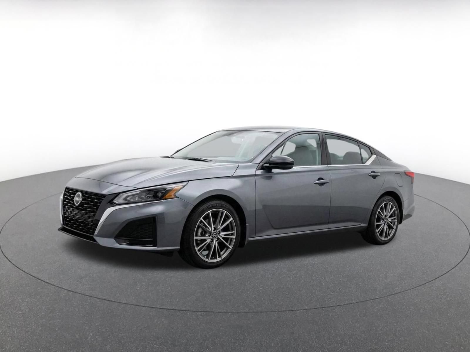 Used 2025 Nissan Altima 2.5 SV FWD image 3