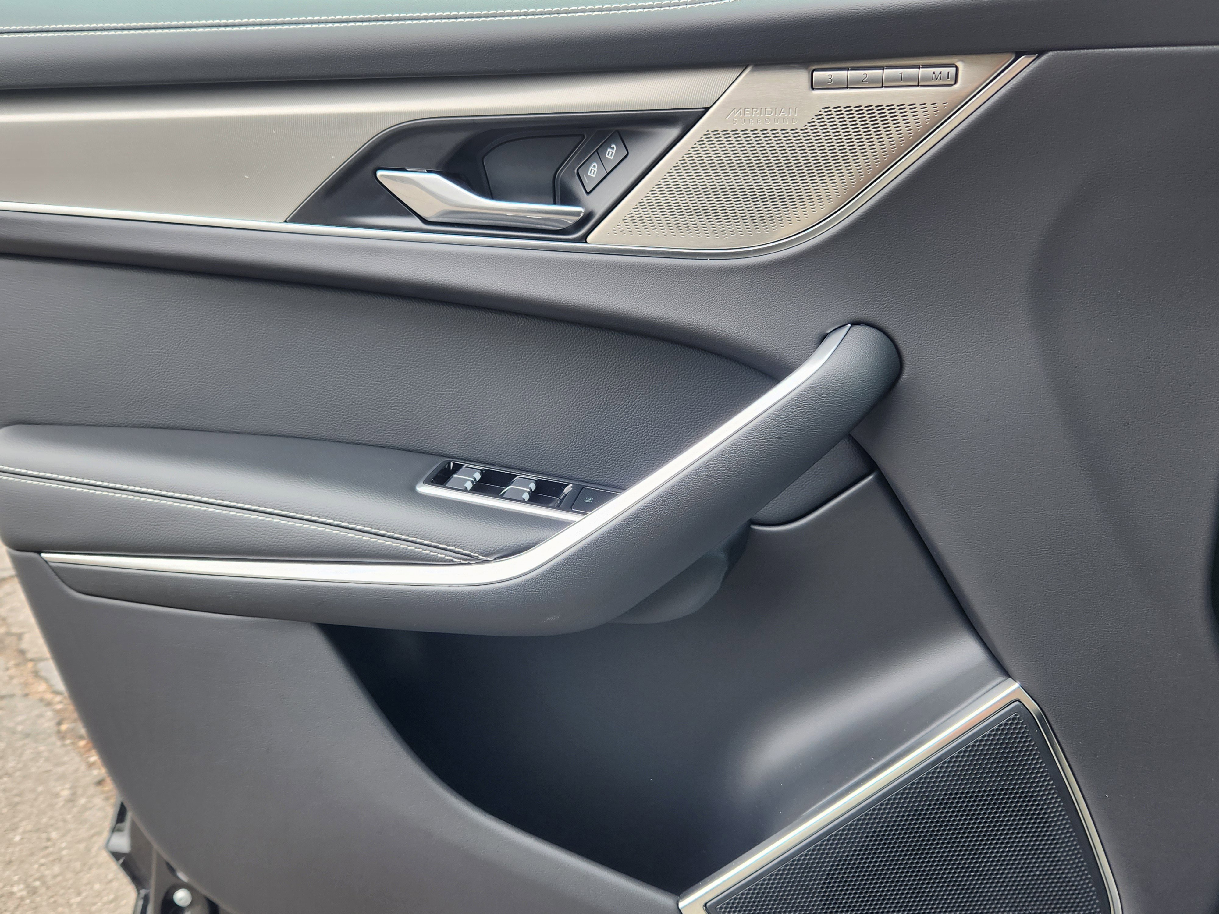 Certified 2025 Jaguar F-PACE R-Dynamic S AWD/4WD image 12