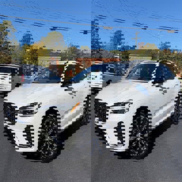 Used 2024 Volvo XC60 B5 Plus w/ Climate Package image 3