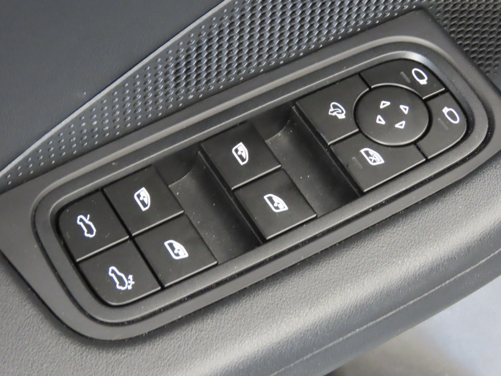 Certified 2025 Porsche Macan Electric w/ Premium Package RWD image 36
