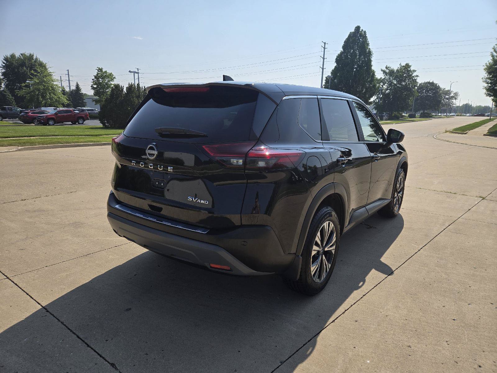 Used 2023 Nissan Rogue SV AWD/4WD image 3