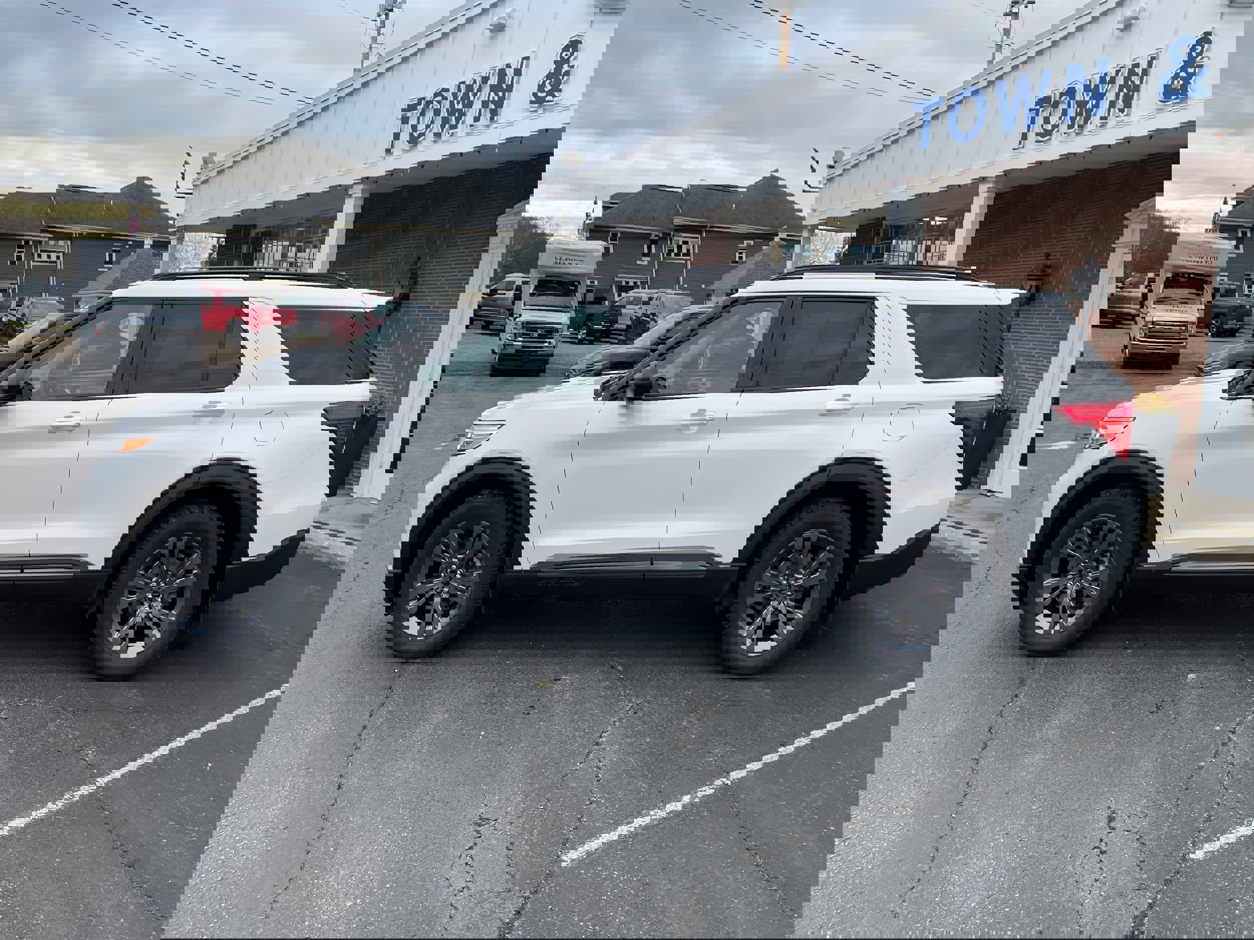 Used 2021 Ford Explorer XLT w/ Equipment Group 202A image 2