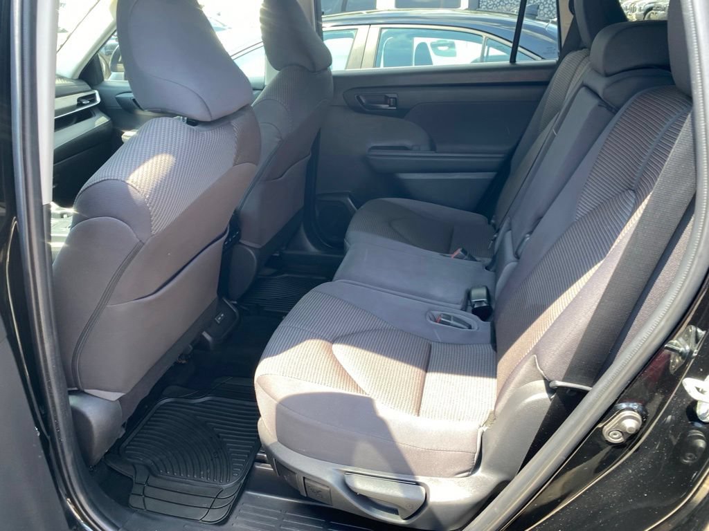 Used 2023 Toyota Highlander L FWD image 8