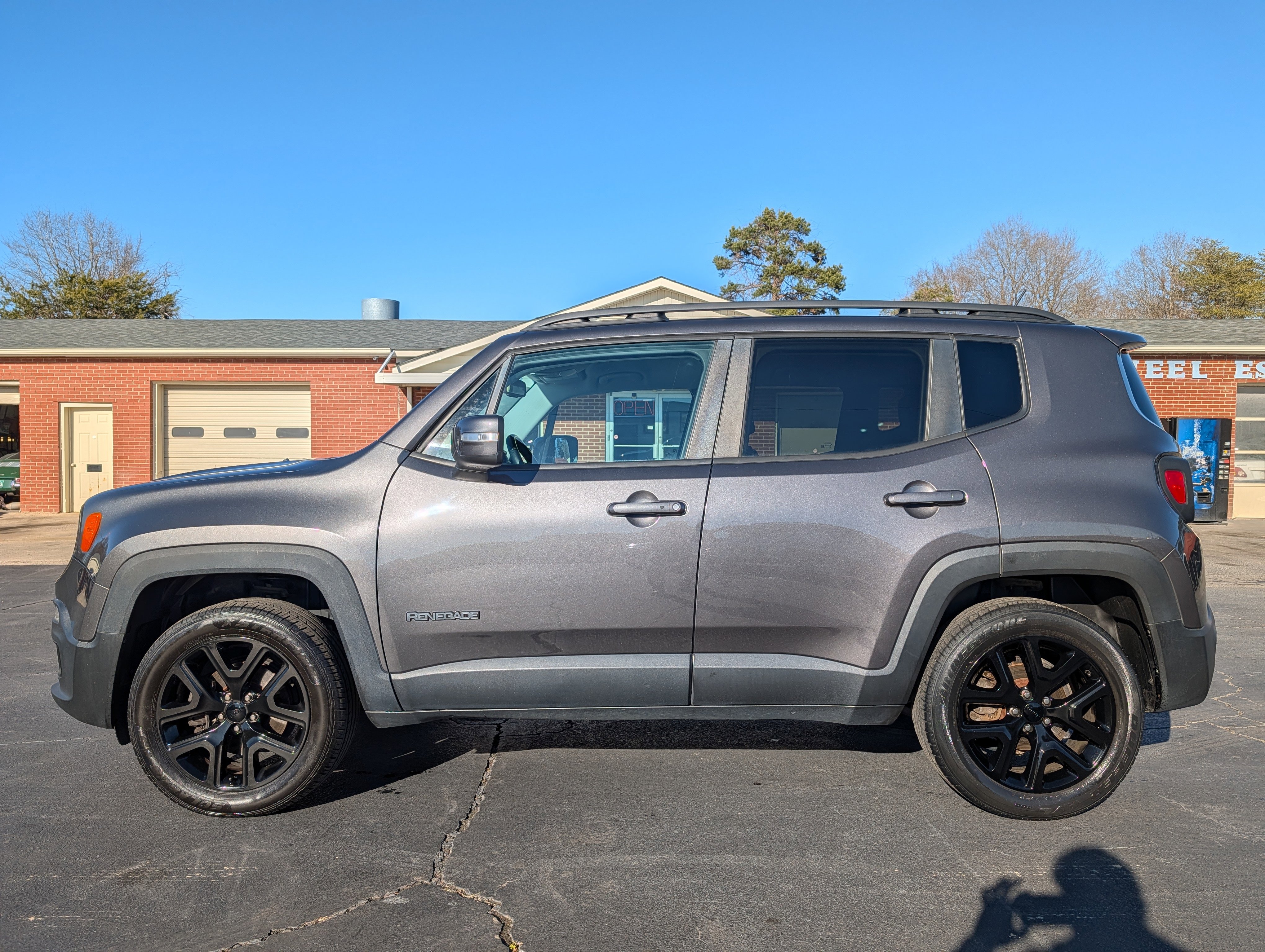 Used 2017 Jeep Renegade Altitude AWD/4WD image 9