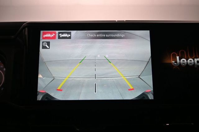 Used 2024 Jeep Gladiator Rubicon w/ Technology Group AWD/4WD image 17