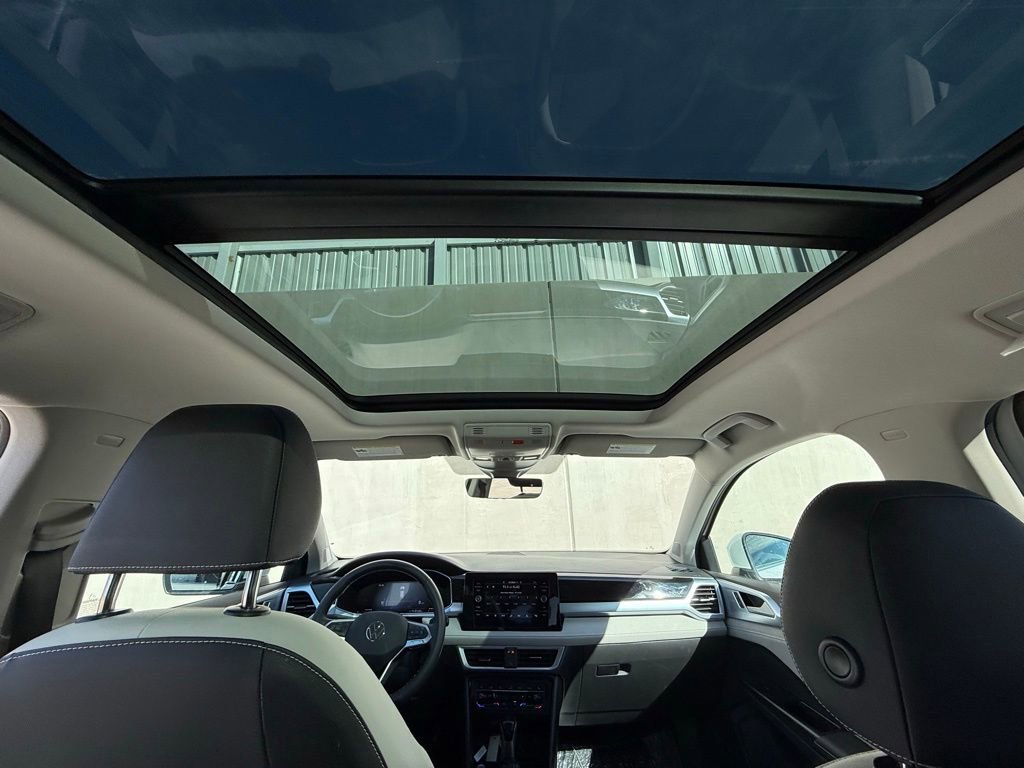 Certified 2025 Volkswagen Taos SE image 7