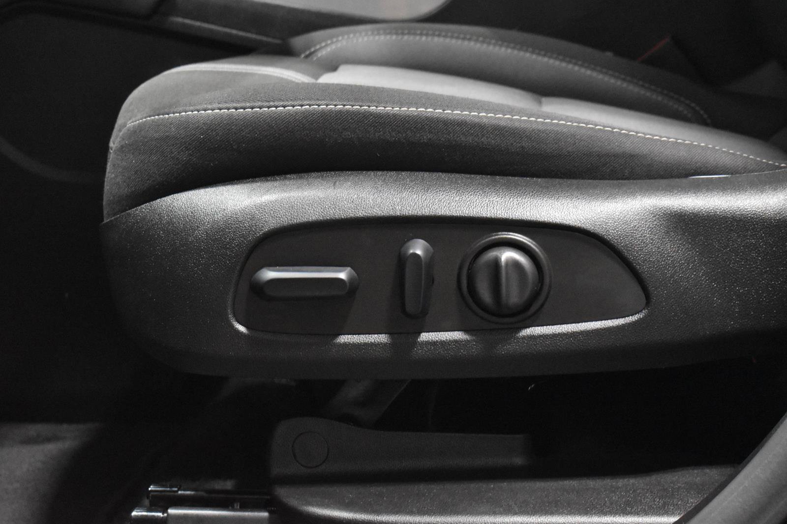 Used 2023 Chevrolet Blazer LT image 4