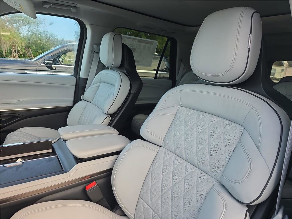 New 2026 Lincoln Navigator L Black Label AWD/4WD image 18