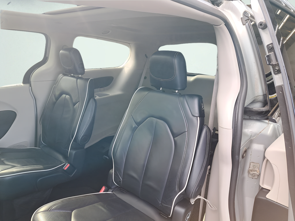 Used 2024 Chrysler Pacifica Limited FWD image 13