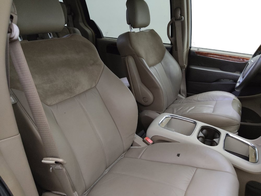 Used 2015 Chrysler Town & Country Limited Platinum FWD image 21