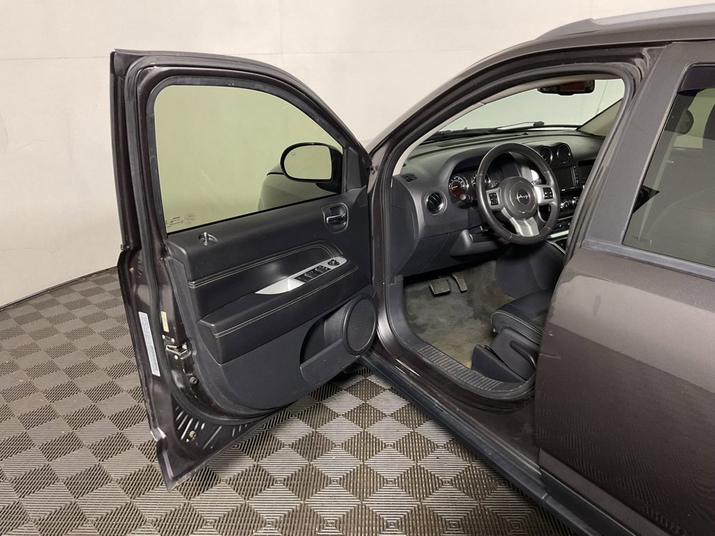 Used 2016 Jeep Compass Latitude AWD/4WD image 16