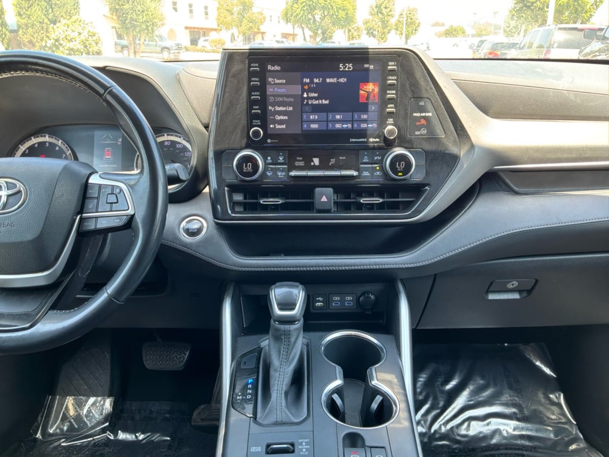 Used 2022 Toyota Highlander LE AWD/4WD image 15