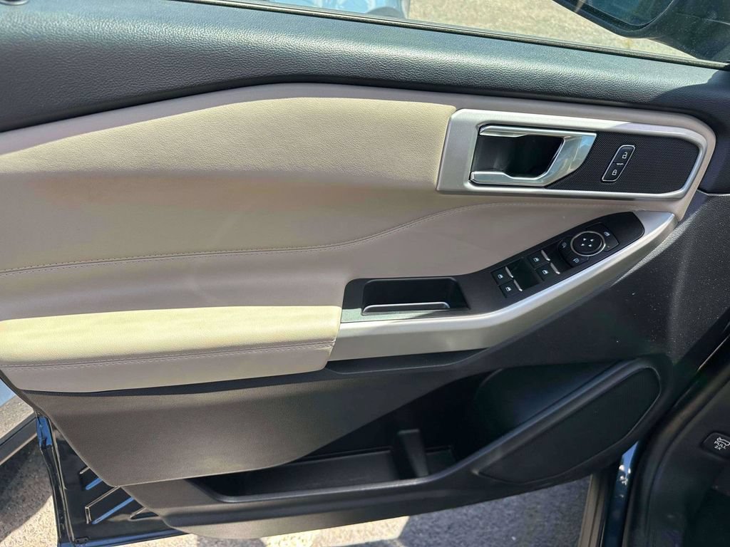 Used 2022 Ford Explorer XLT w/ Equipment Group 202A AWD/4WD image 16