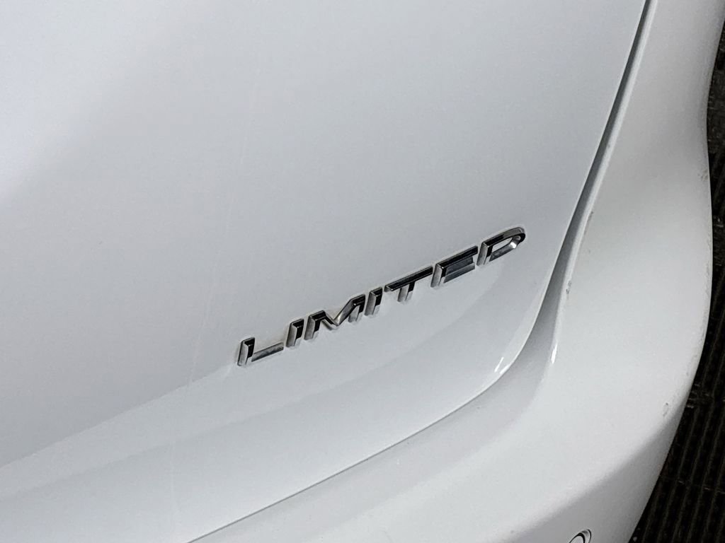 Used 2023 Chrysler Pacifica Limited w/ Uconnect Theater Family Group image 24