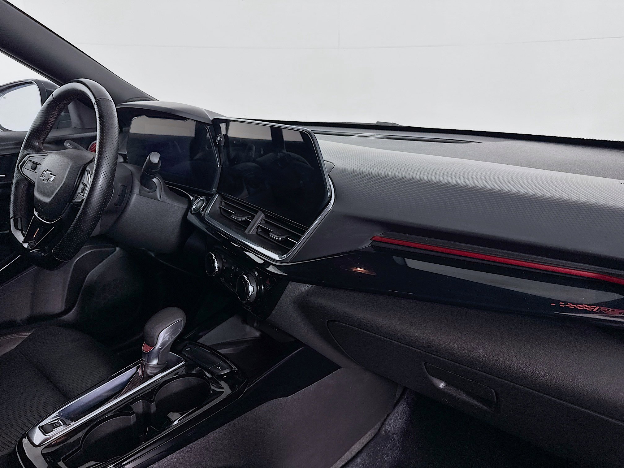 Used 2024 Chevrolet Trax RS w/ Sunroof Package FWD image 29