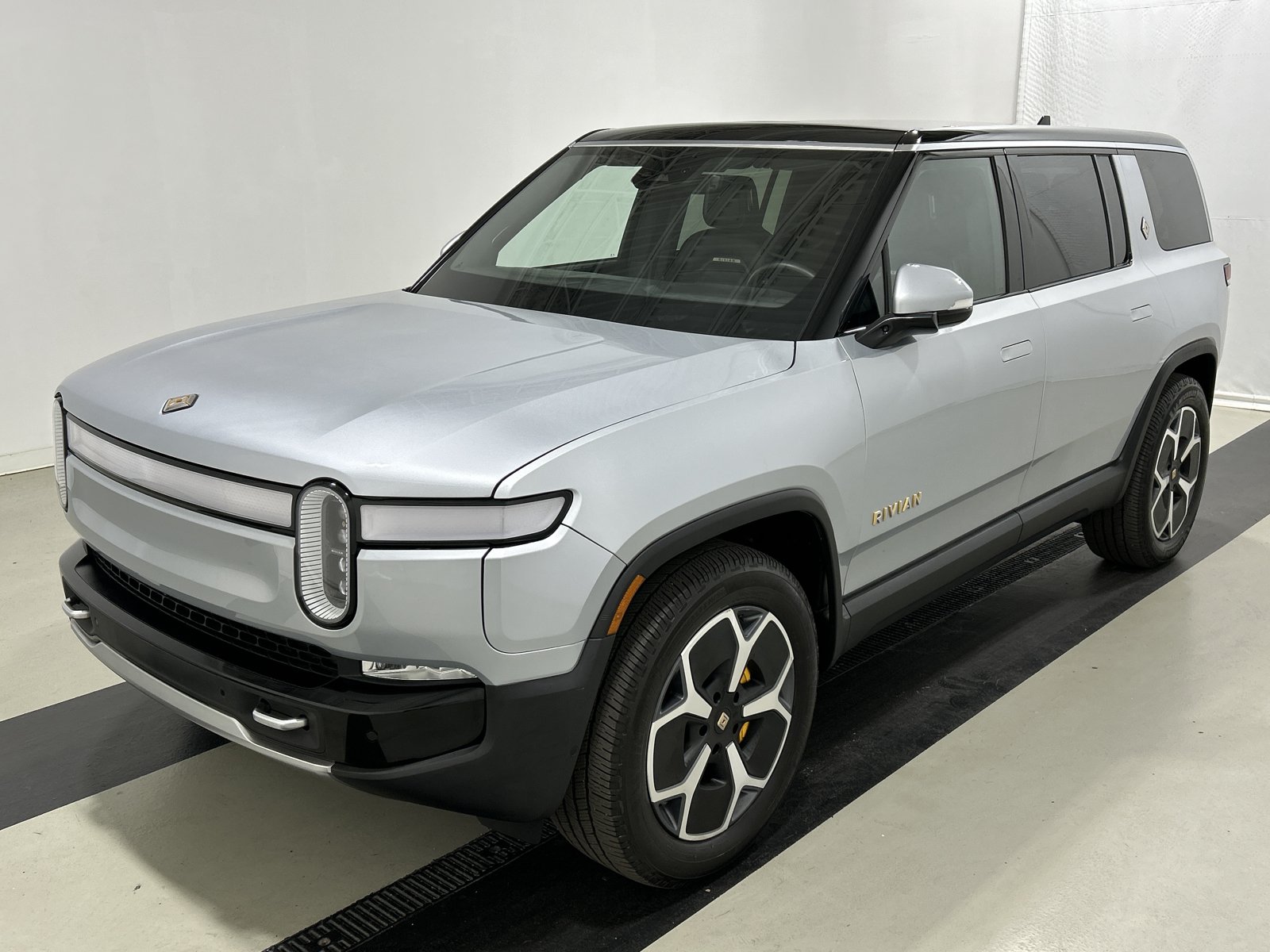 Used 2024 Rivian R1S Adventure AWD/4WD image 1