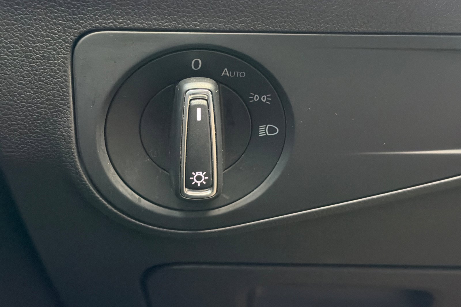 Used 2020 Volkswagen Tiguan SE w/ Panoramic Sunroof Package image 35