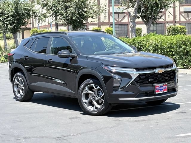 Used 2026 Chevrolet Trax LT FWD image 2