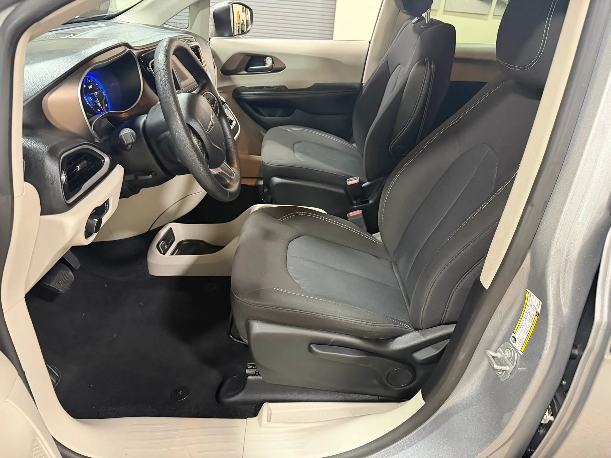 Used 2021 Chrysler Voyager L FWD image 33