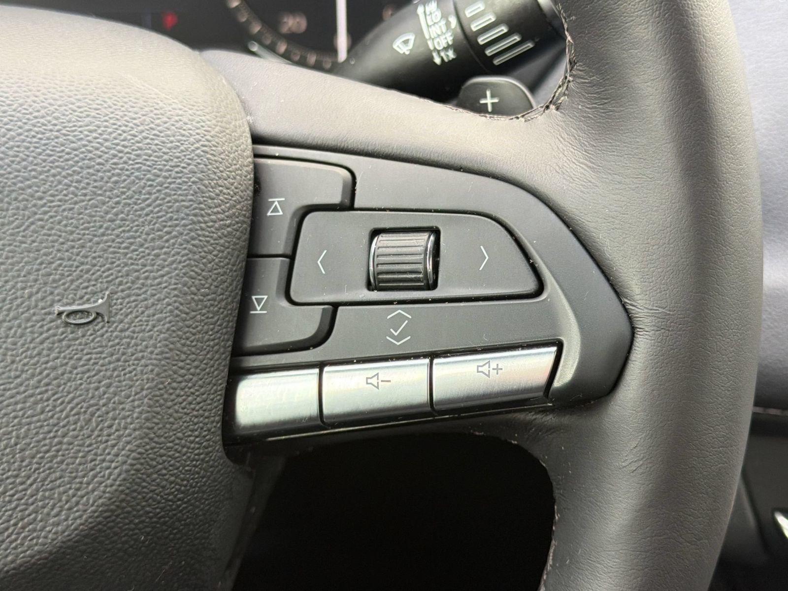Used 2023 Cadillac XT4 Luxury w/ Cold Weather Package FWD image 29