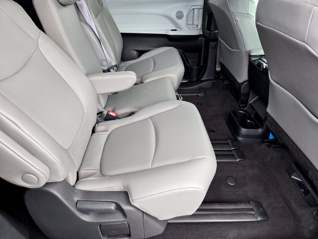 Used 2025 Toyota Sienna XLE FWD image 20